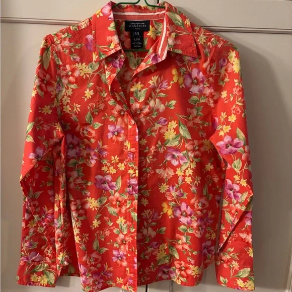 Floral and Patterned Women’s Shirt Collection. Nine Pieces - Picture 2 of 10